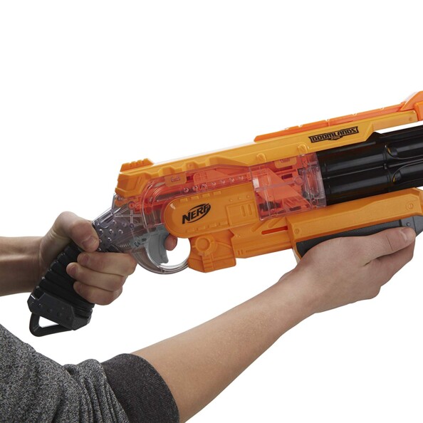 Plan rapproché sur la crosse, le mécanisme transparent, la gâchette et le système de pompe du blaster Nerf orange et noir tenu à deux mains par une personne