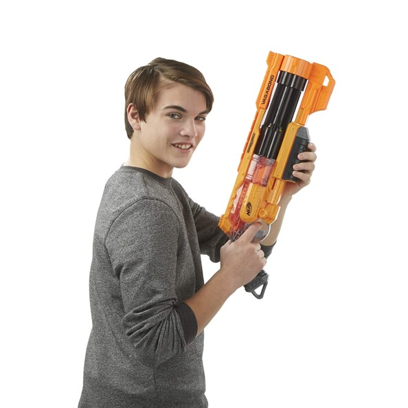 Jeune garçon châtain souriant portant à un pull à manches longues et tenant en main le blaster Nerf Vagabond Doomlands 2169