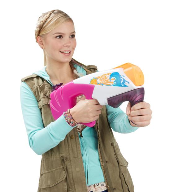 Fusil à eau Nerf Rebelle Super Soaker Infinity Rush tenu en main par une jeune fille blonde aux cheveux attachés avec veste sans manche kaki et cheville bleu vert