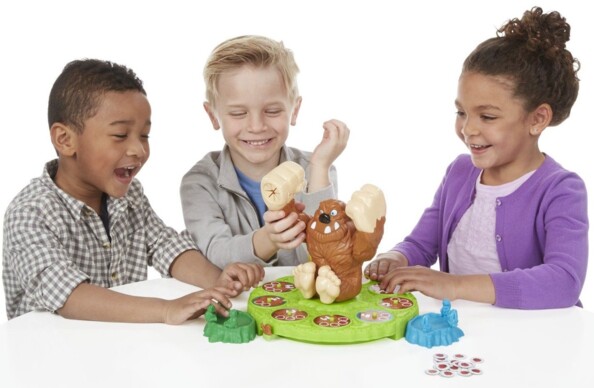 enfants jouant au jeu de societe garrramax