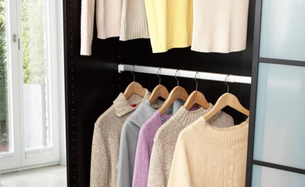 tringle supplémentaire afin d'optimiser son volume de rangement. Cette tringle résistante en aluminium est télescopique