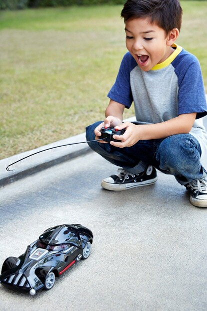 petit garcon jouant avec la voiture miniature telecommandée star wars dark vador hot wheels rc