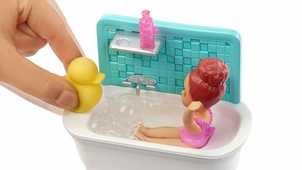 Bébé prend son bain dans le coffret Barbie Baby-Sitter FXH05.