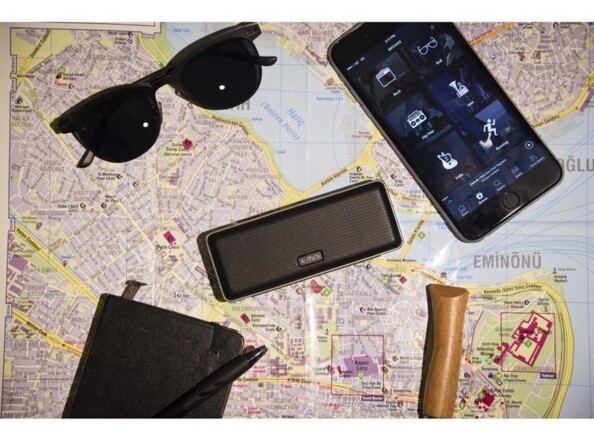 X-mini XOUNDBAR sur une carte prête pour le voyage