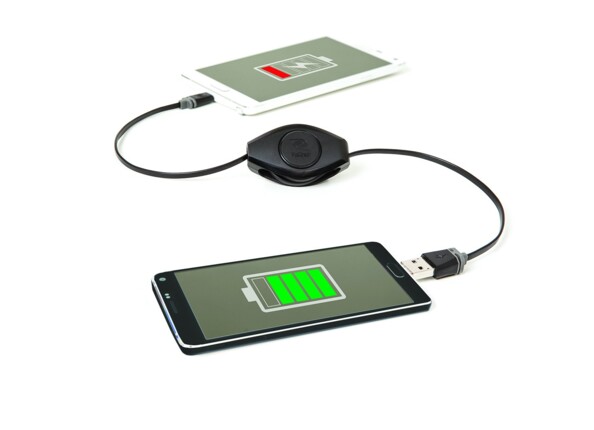 Partagez l'alimentation entre deux appareils mobiles grâce au câble Micro-USB vers USB PowerShare Retrak.