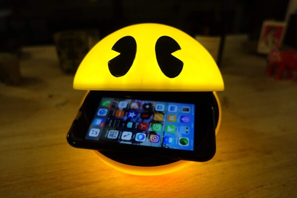 La fonction veilleuse du chargeur à induction Pac-Man.