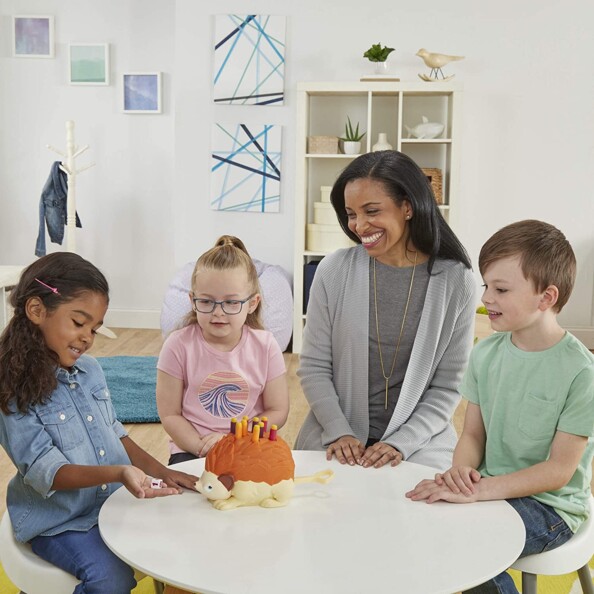 Des enfants et une maman qui jouent à Kissifrot, S'y Pique !