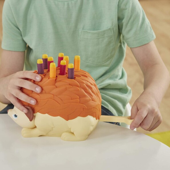 Tirez sur la queue du porc-épique pour mettre les fléchettes sous tension.