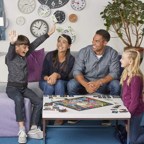 Une famille qui joue au Monopoly Speed entre 2 et 4 joueurs.