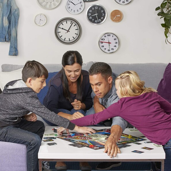Une famille qui joue au Monopoly Speed.