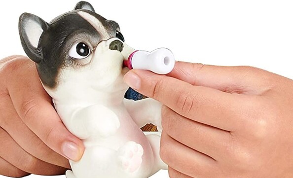 Donne le biberon à ta figurine bouledogue OMG Pet.