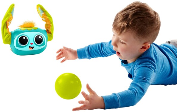 Un petit garçon qui joue à la balle avec Rovi mon copain de jeu Fisher Price.