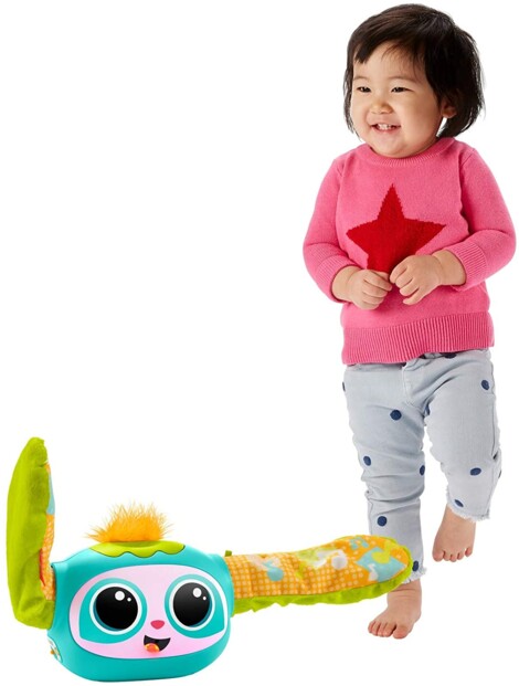 Une petite fille de 3 ans qui danse avec son copain de jeu Rovi.