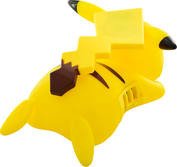 Pikachu couché sur le ventre la pointe de sa queue sur sa tête avec 3 ports USB-A sur le flan sous sa patte droite