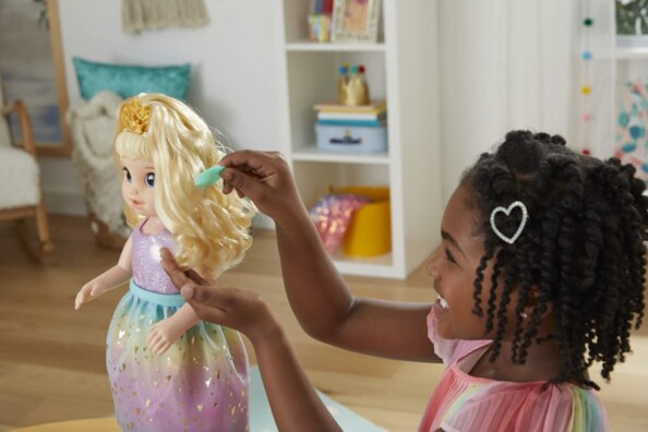 Enfant coiffe la pricesse Ellie Baby Alive