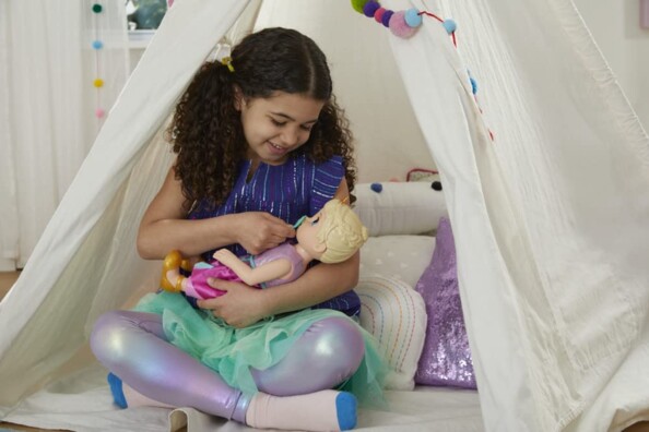 Poupée Ellie dans les bras d'un enfant