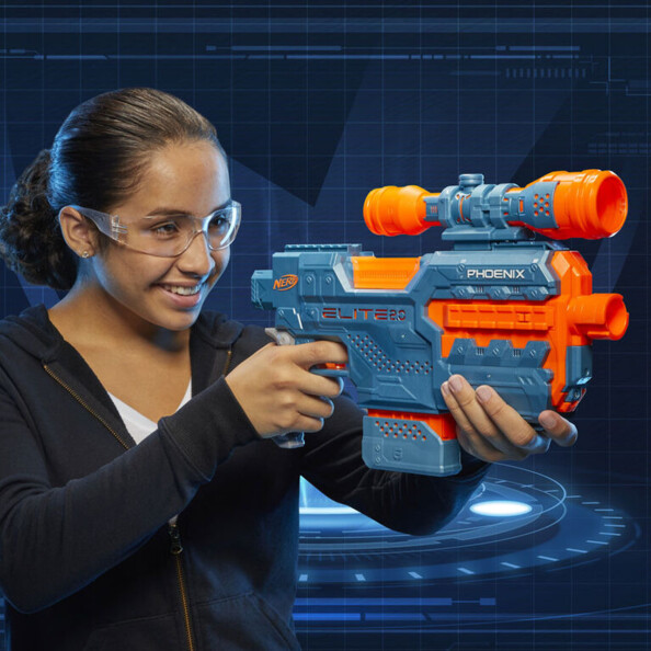 Fille prêt à tirer les flèchettes due Nerf Elite CS16