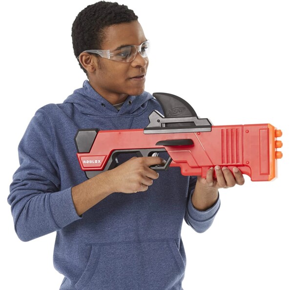 Garçon avec pistolet Nerf prêt à tirer