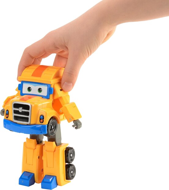 Main qui tient la figurine robot Poppa Wheels