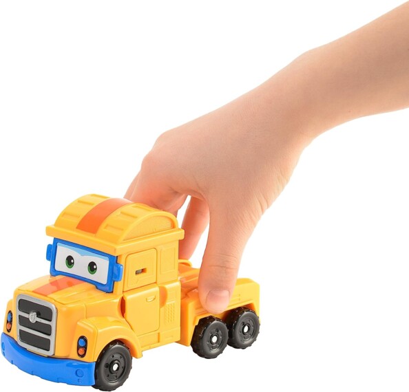 main qui pousse le camion Poppa Wheels de l'univers Super Wings