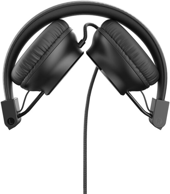 Oreillettes rembourrées pliées vers l'intérieur du casque filaire NIMA contre l'arceau de tête pour rangement et transport