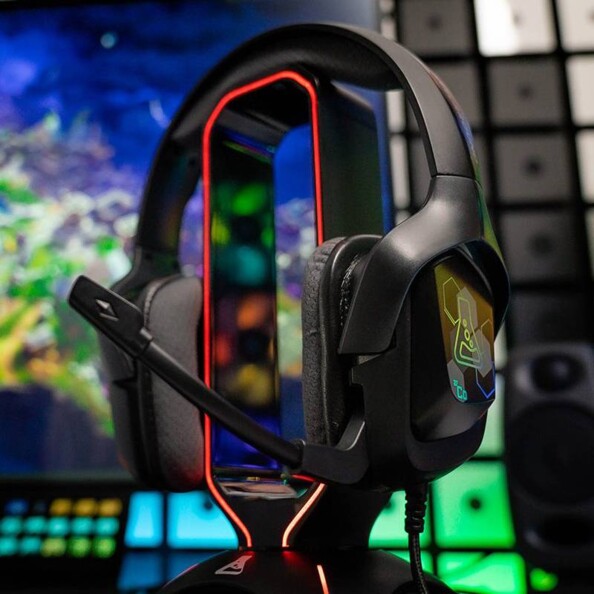 Casque gaming filaire Korp Cobalt 7.1 posé sur le support pour casque Gaming K-Stand Radon devant un écran de PC allumé