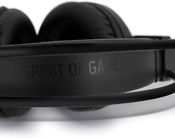 Gros plan sur l'inscription Spirit of Gamer brillante sur l'arceau noir mat du micro-casque