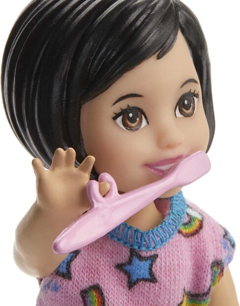 Petite fille Barbie se brosse les dents