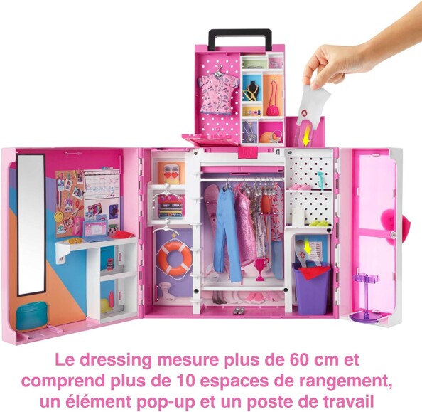 Grand dressing avec nombreux espaces de rangement Barbie