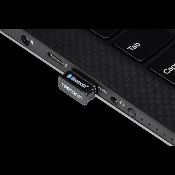 Mise en situation du dongle USB bluetooth TrendNet branché à un port USB libre d'un ordinateur portable noir carbone