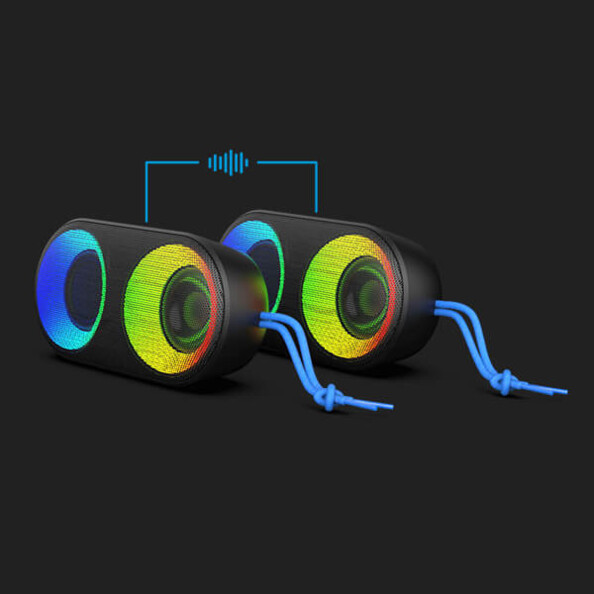 Possibilité de double appairage avec deux enceintes sans fil LED TOOGO Ryght l'une derrière l'autre sur fond noir et reliée par un logo de signal sonore bleu