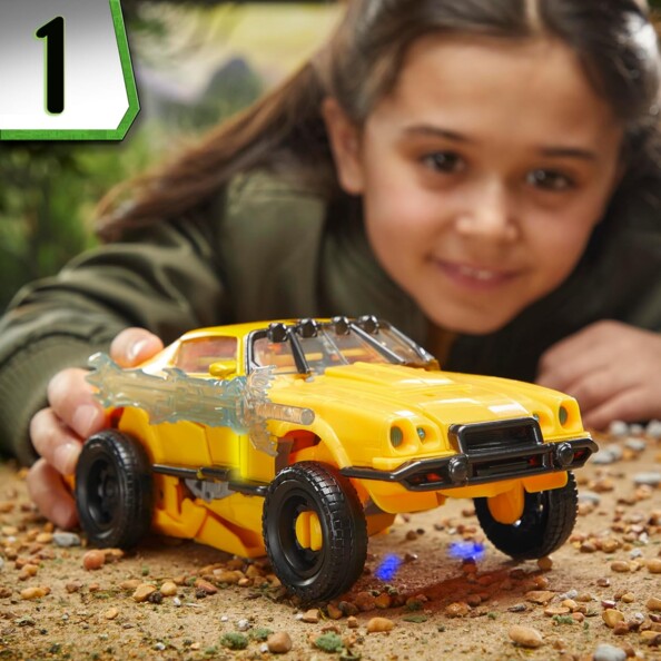 Fille avec véhicule véhicule Camaro tout-terrain