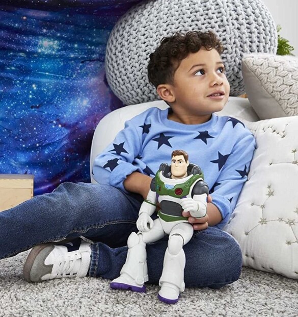 Enfant avec grande figurine articulée de Buzz l'éclair