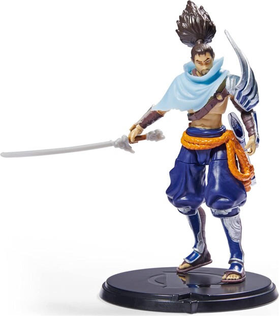 Epéiste japonais Yasuo 10 cm posé sur son socle rond noir et tenant dans sa main droite son épée