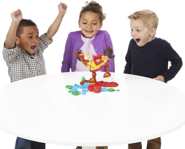 enfants rigolent après une ruade de Rico le bourriquet