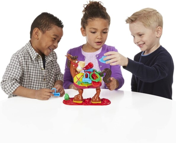 Enfant place un objet sur le dos de Bourricot