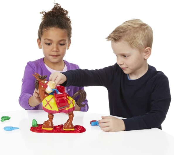 Deux enfants jouent à Bourricot, la mule qui peut ruer à tout moment