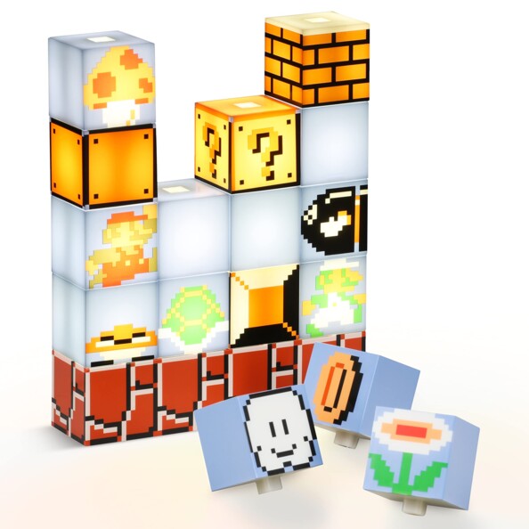 Luminaire de collection rétro Super Mario Bros avec 3 blocs séparés du reste à l'effigie des personnages du jeu vidéo : nuage, Mario, Luigi, carapace, plante carnivore, bombe, pièce, bloc mystère, brique, champignon, tuyau, etc.