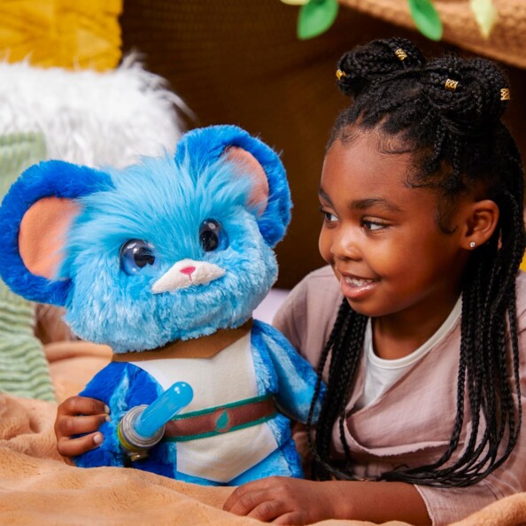 Peluche douche de 28 cm Nubs dans les bras d'un enfant