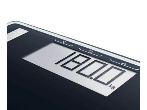 Gros plan sur l'écran LCD du pèse-personne avec affichage du poids en kg