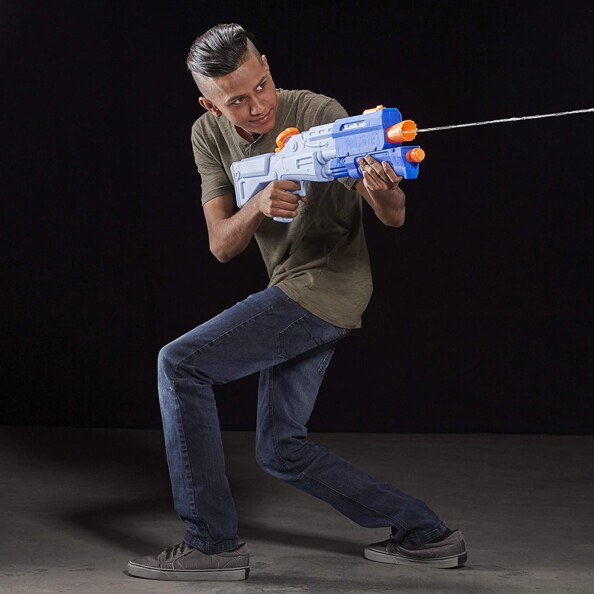 Garçon qui projette un jet d'eau puissant à l'aide de son pistolet Nerf