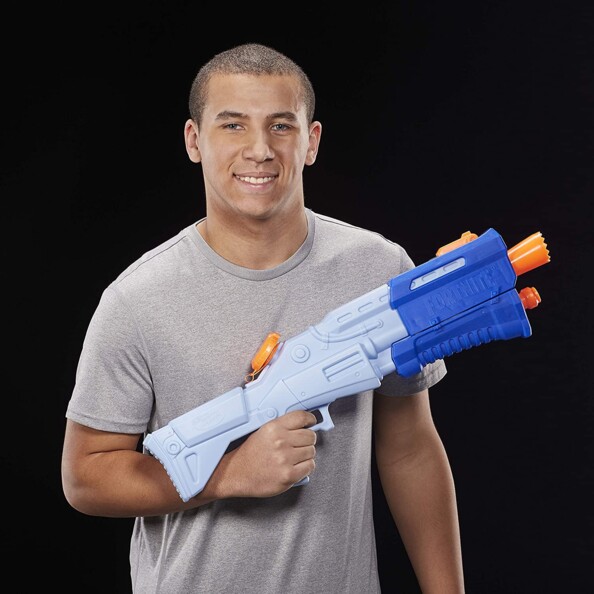 Homme avec Blaster Nerf Super Soaker Fortnite