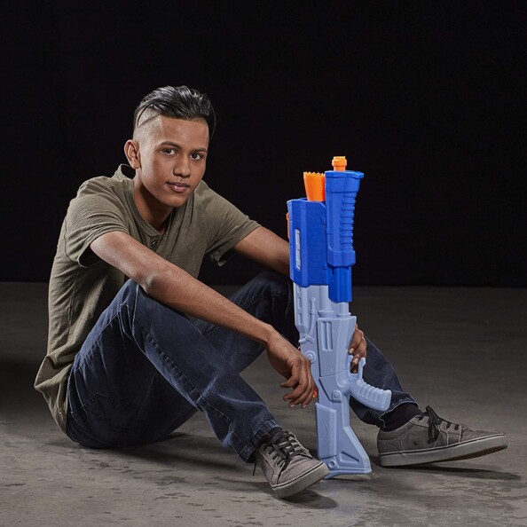 Garçon assis avec blaster Nerf à eau