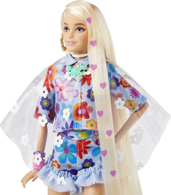 Poupée Barbie avec haut fleuri coloré et short en jean