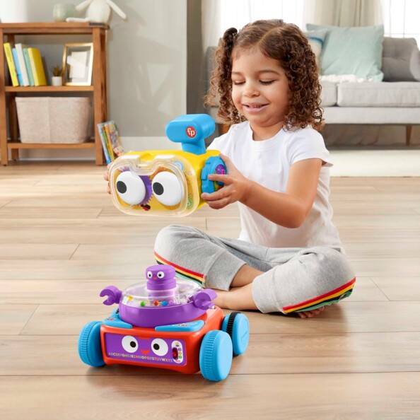 Petite fille assemble le robot d'éveil Fisher-Price