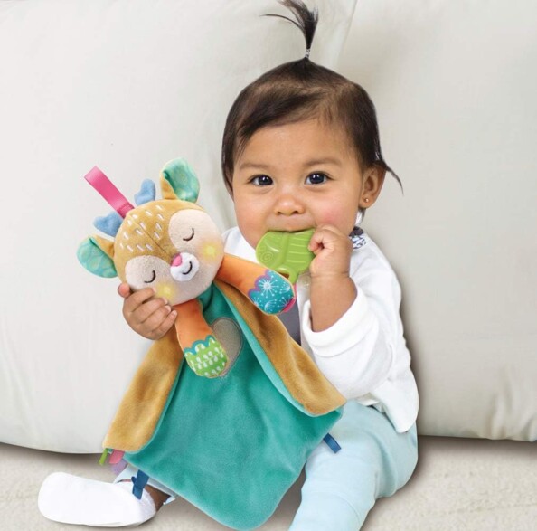 Bébé avec Tifan le petit faon et son anneau en forme de feuille
