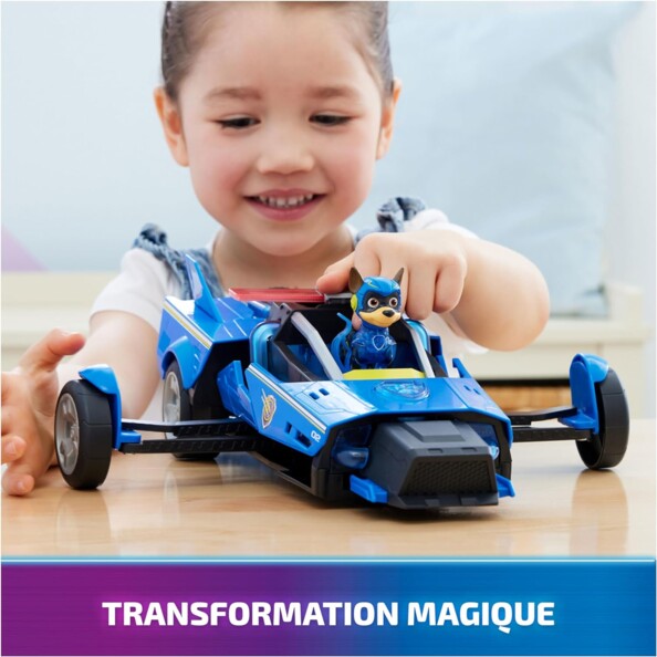 Petite fille plaçant la figurine du super chien policier Chase dans sa voiture de sauvetage convertible en mode course pour une transformation magique du véhicule