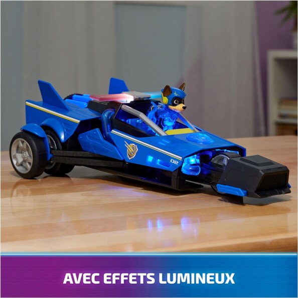 Mise en situation des effets lumineux bleus de la voiture du super-chien Chase de la Pat' Patrouille en mode Turbo
