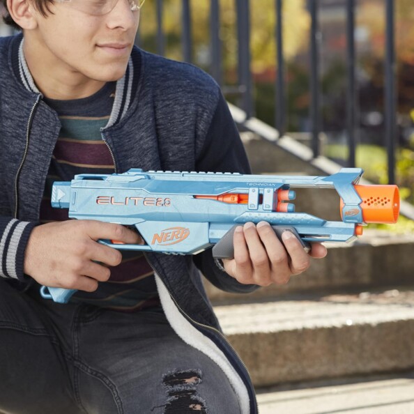 Blaster Nerf Elite 2.0 dans les mains d'un ado