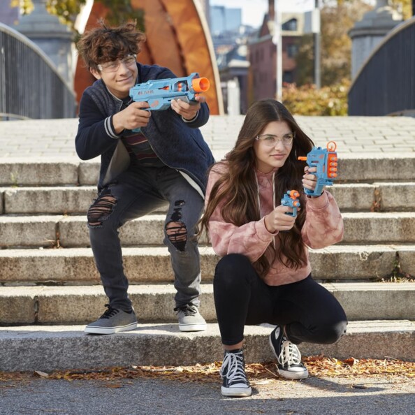 Enfants jouent avec des Nerf Elite 2.0